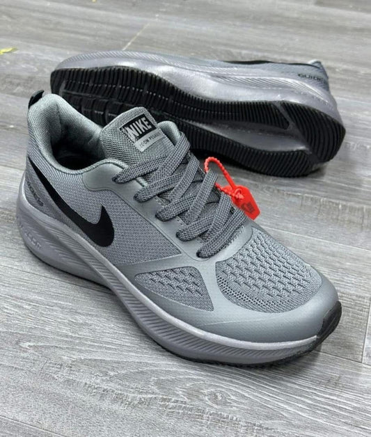NIKE ZOOM GUIDE 10
